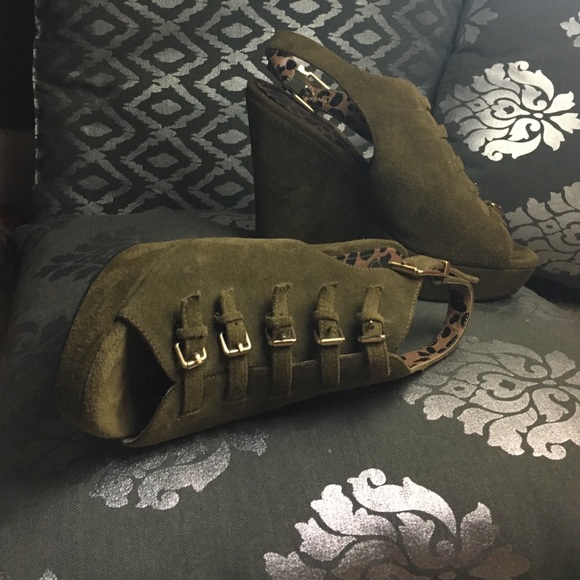 Olive green super chic wedges!