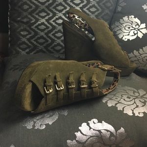 Olive green super chic wedges!