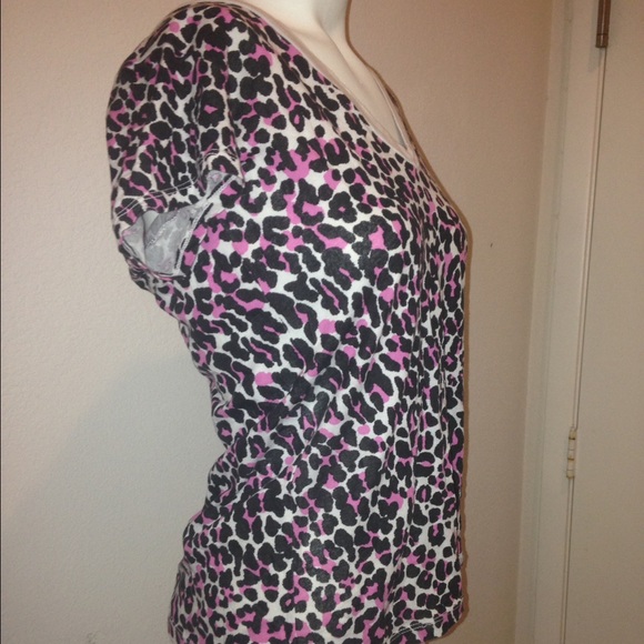Pink and black leopard print tee-shirt.