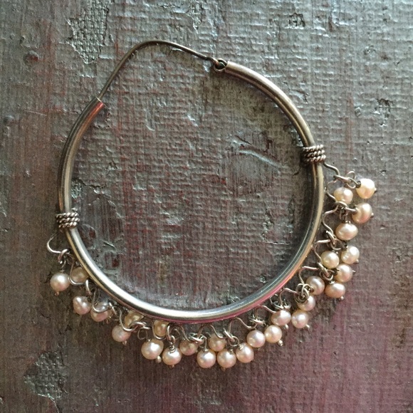 Sterling Silver & Freshwater pearl hoop earrings.