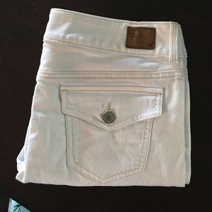 American Eagle white capris