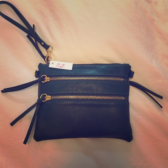 Trendy Wristlet with tags still on! - Picture 1 of 4
