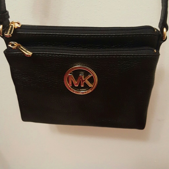 Michael Kors Handbags - Awesome crossbody.    (Authentic Michael korrs)