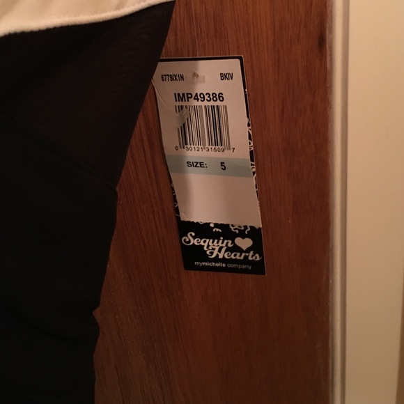 Black/White fitted dress with jeweled sleeves - Picture 2 of 3