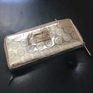 Michael Kors Wallet. Gold MK embossed