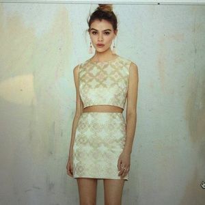 Gorgeous  2 piece set small beautiful.