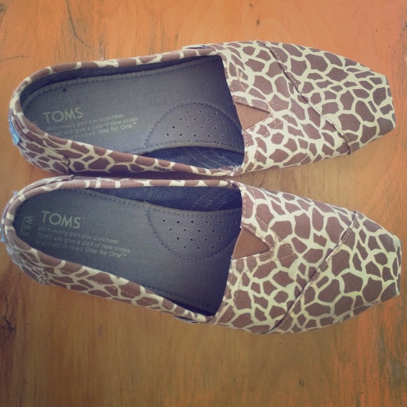 Giraffe print toms