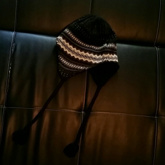 Winter hat with strings - Picture 1 of 3