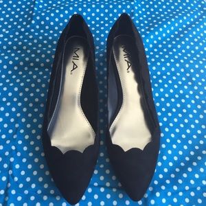 Scallop edge kitten heels