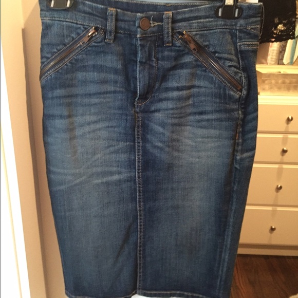 Fun, fitted denim pencil skirt