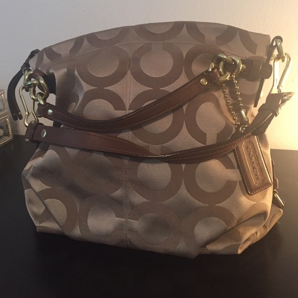 Coach Hobo Signature Style Purse. (100% Real)