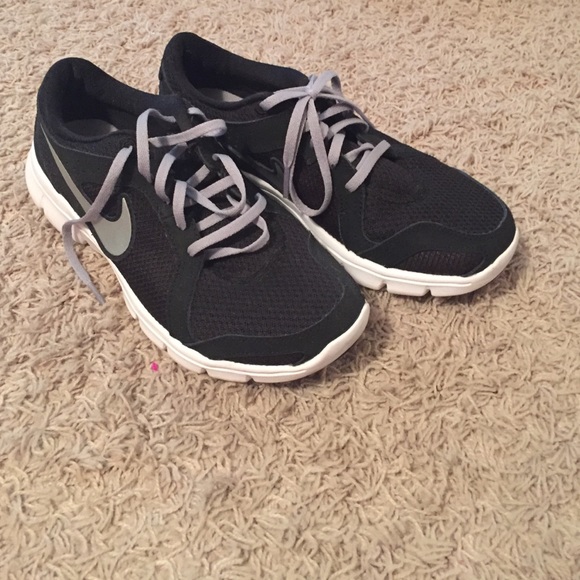 Black nike shoes