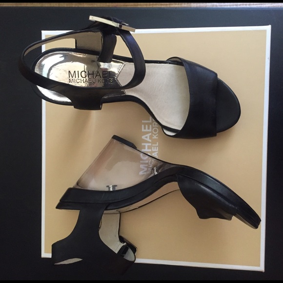 ❌SOLD LOCALLY- No longer available MICHAEL KORS❌ - Picture 2 of 3