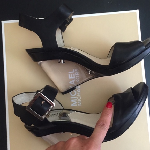 ❌SOLD LOCALLY- No longer available MICHAEL KORS❌ - Picture 3 of 3