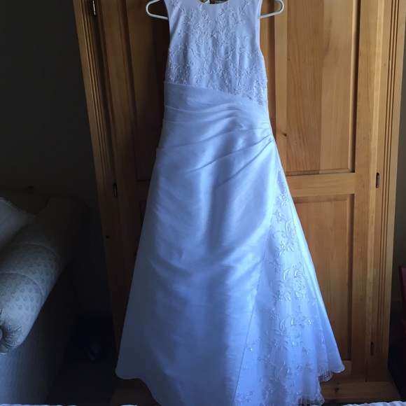 Wedding Dress Simple and Elegant - Picture 1 of 4