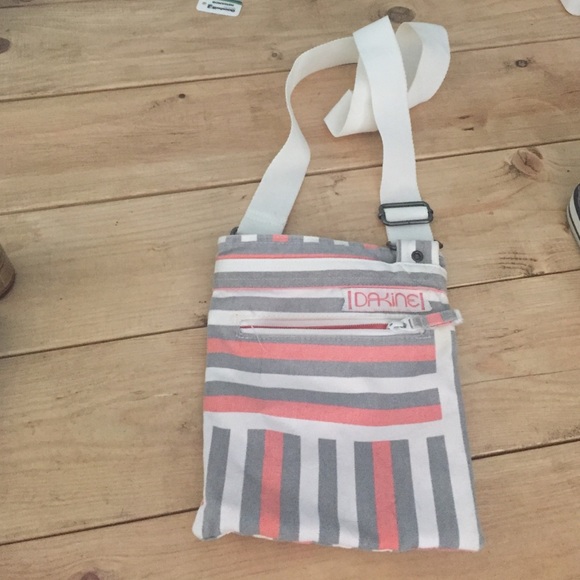 Dakine adjustable crossbody purse