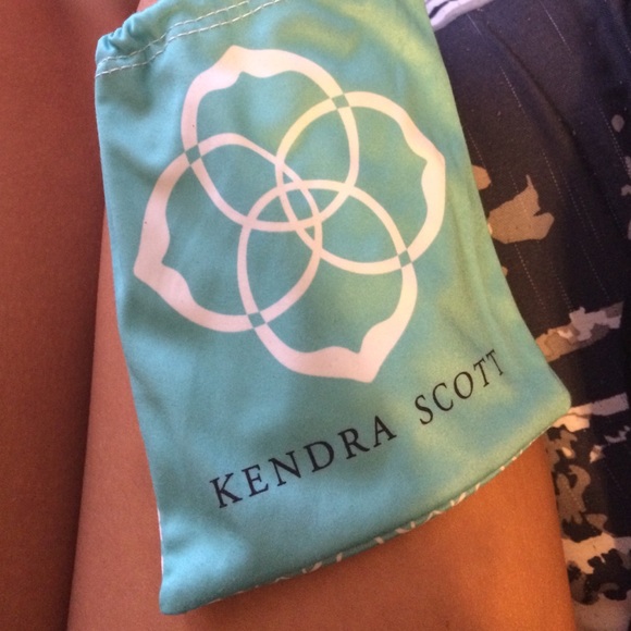 Kendra Scott necklace Elisa