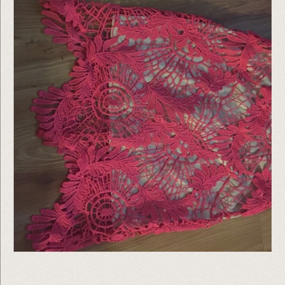 Berry colored dress with scalloped hem - Picture 3 of 4