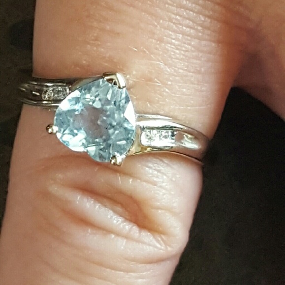 Jewelry - Gorgeous Lady's 14K white gold ring ??