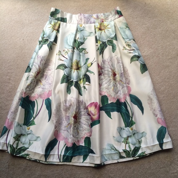 Dresses & Skirts - NWOT pleated floral midi skirt