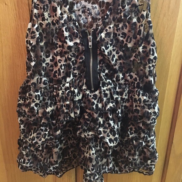Cute leopard print shirt!
