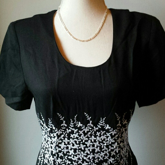 COLUMN DRESS WITH EMBROIDERY - Picture 2 of 7