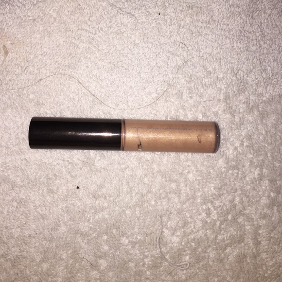 Becca Shimmering Skin Perfector Spotlight