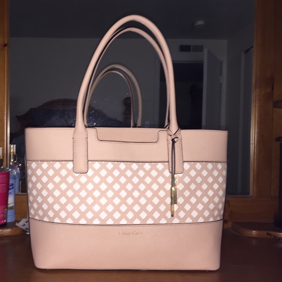 Spacious Calvin Klein Tote! MAKE ME AN OFFER⭐️⭐️⭐️