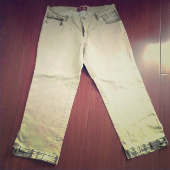 Tan capris