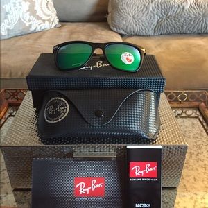 Ray-Ban Wayfarer Light-Ray Green Mirrored Lenses