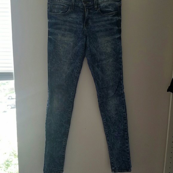 Light wash, slim fit low-rise skinnies.