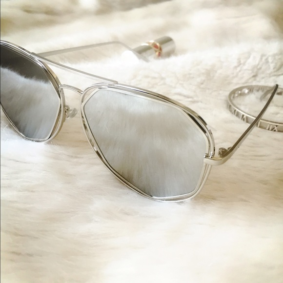 gray mirror reflect sunglasses