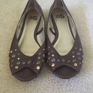 Brown flats used to dress up any outfit 💋