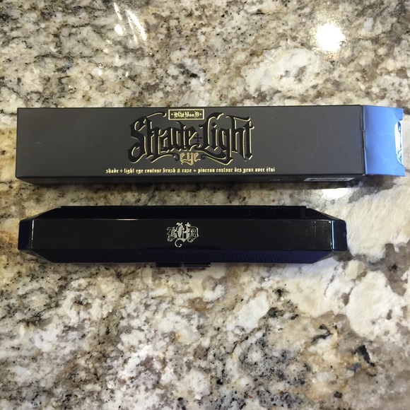 Kat Von d shade + light eye contour brush & case