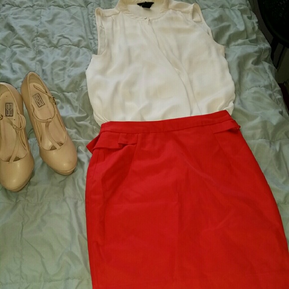 Red H & M mini skirt size 4 (like new)