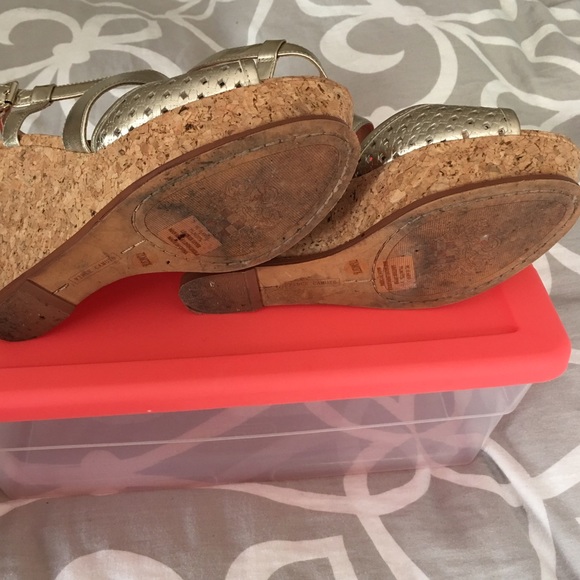 Vince Camuto Gold Wedges - Picture 4 of 4