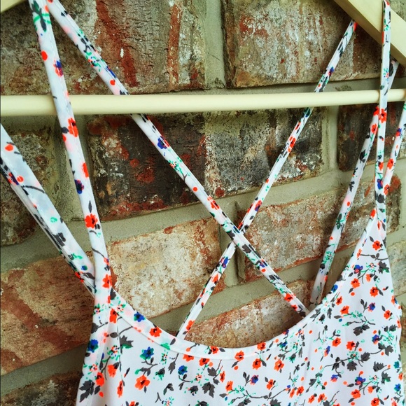 Floral Strappy Tank - Picture 2 of 3