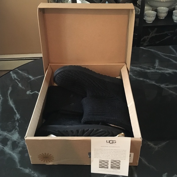 SOLD Authentic Classic Cardy Uggs - Picture 2 of 4