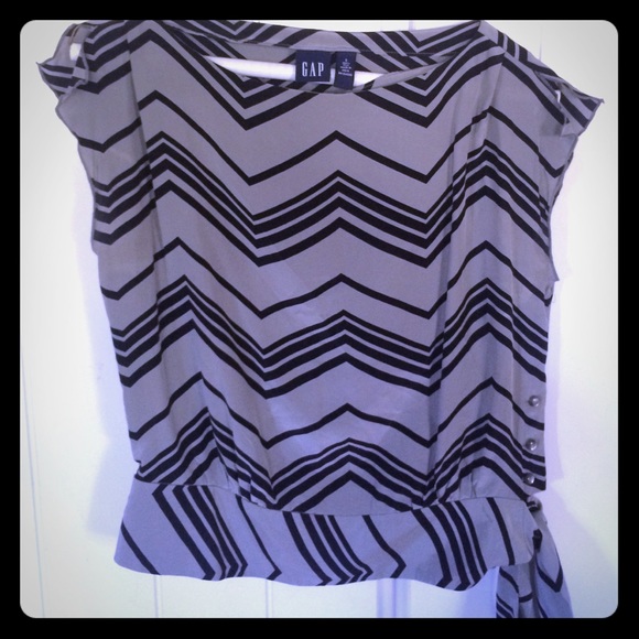 🚨SALE! GRAY AND BLACK STRIPE TOP