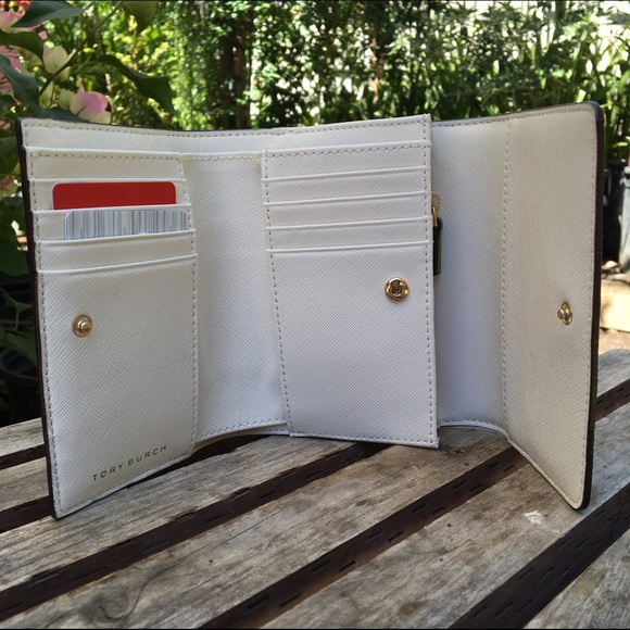Tory Burch Robinson Medium Flap Wallet - Picture 2 of 3