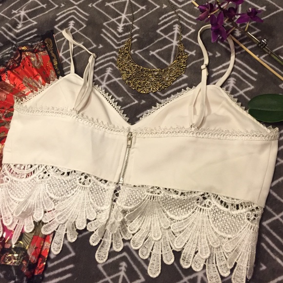 RARE💓White Crop Top w/ Lace Crochet Trim - Picture 2 of 3