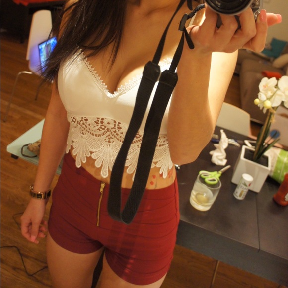 RARE💓White Crop Top w/ Lace Crochet Trim - Picture 3 of 3