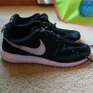SOLD Black Nike Roshes