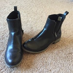 Rocket Dog black leather booties size 7.5