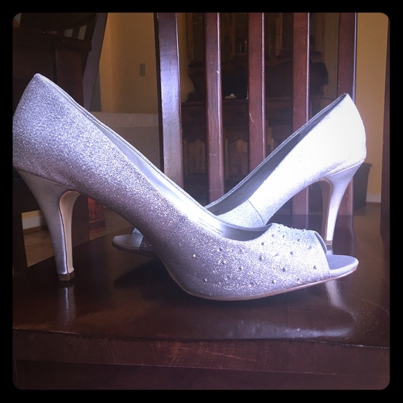 Silver pumps 😍