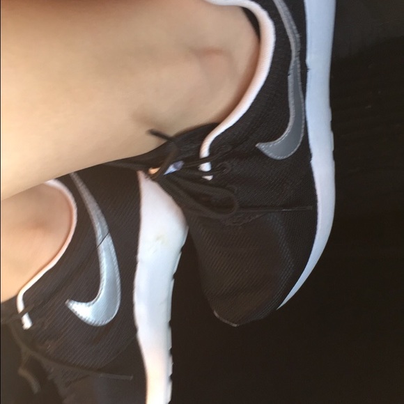 Nike roshes Men's 7 women's 9