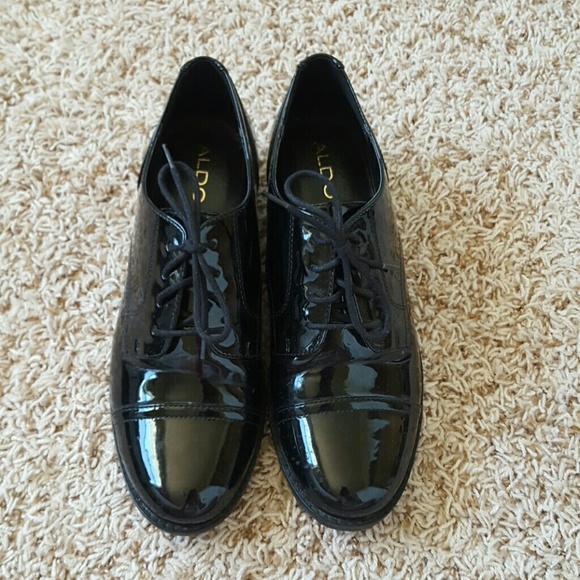 Cap toe shoes