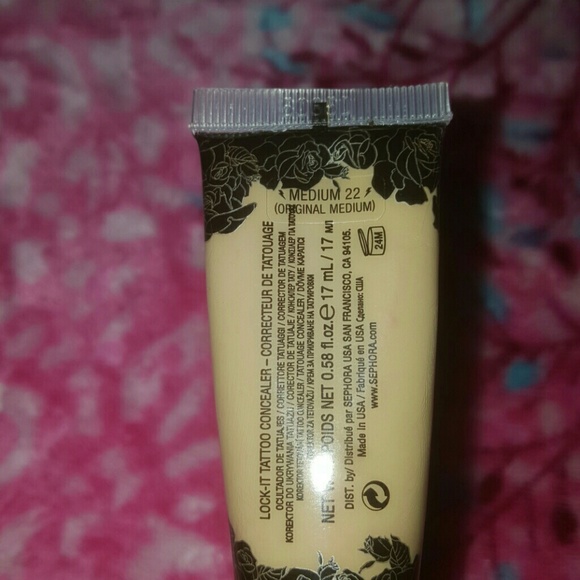 Kat von D concealer 22 Medium - full wasn't my col