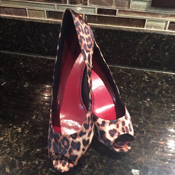 Leopard heels size 8 almost like new