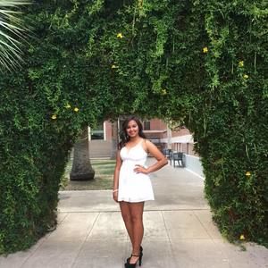 Meet your Posher, Larissa